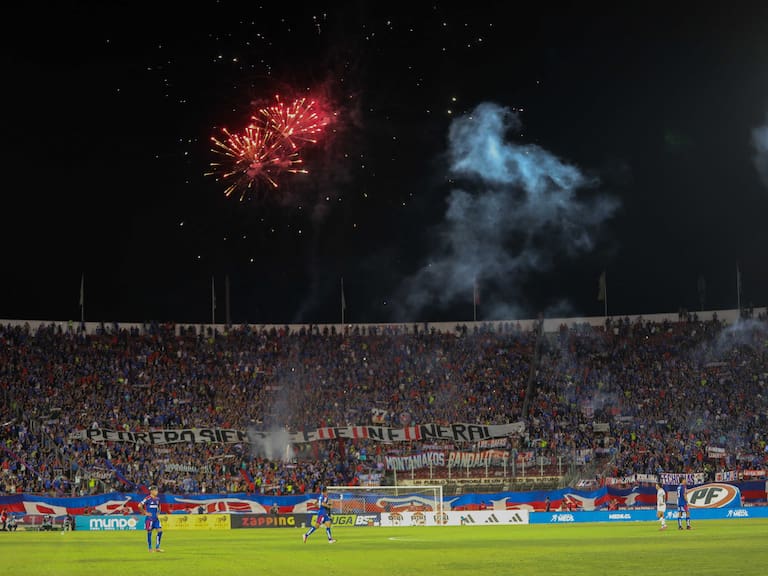 Hinchas de la U de Chile paralizan por minutos el duelo ante Deportes Limache con el lanzamiento de fuegos artificiales