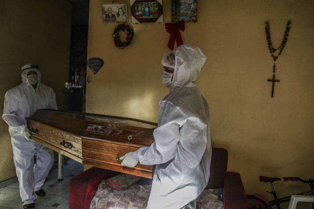 Paramédicos retiran a una víctima del Covid-19 desde su hogar en Brasil