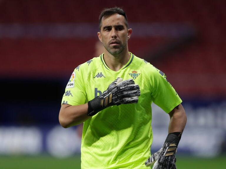 MADRID, SPAIN - OCTOBER 24: Goalkeeper Claudio Bravo of Real Betis Balompie reacts during the La Liga Santander match between Atletico de Madrid and Real Betis at Estadio Wanda Metropolitano on October 24, 2020 in Madrid, Spain. Sporting stadiums around Spain remain under strict restrictions due to the Coronavirus Pandemic as Government social distancing laws prohibit fans inside venues resulting in games being played behind closed doors. (Photo by Gonzalo Arroyo Moreno/Getty Images)