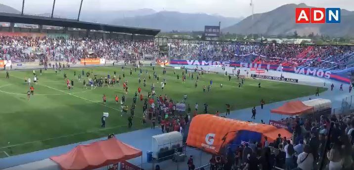 Un carabinero herido dejó la invasión de los hinchas de Universidad de Chile a la cancha de El Teniente