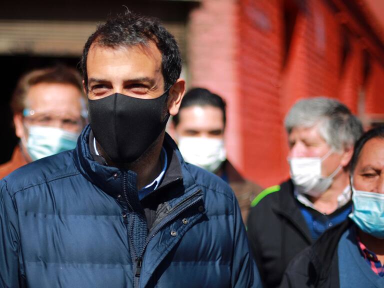 26 de Septiembre del 2020/SANTIAGO
El alcalde Rodrigo Delgado habla a los medios, durante la anhelada reapertura tras meses de millonarias pérdidas, el histórico restaurante Pancho Causeo que cerró sus puertas tras la crisis social que desató el coronavirus vuelve abrir sus puertas con ventas delivery, en medio de la pandemia de COVID-19.
FOTO: JOSE FRANCISCO ZUÑIGA/AGENCIAUNO