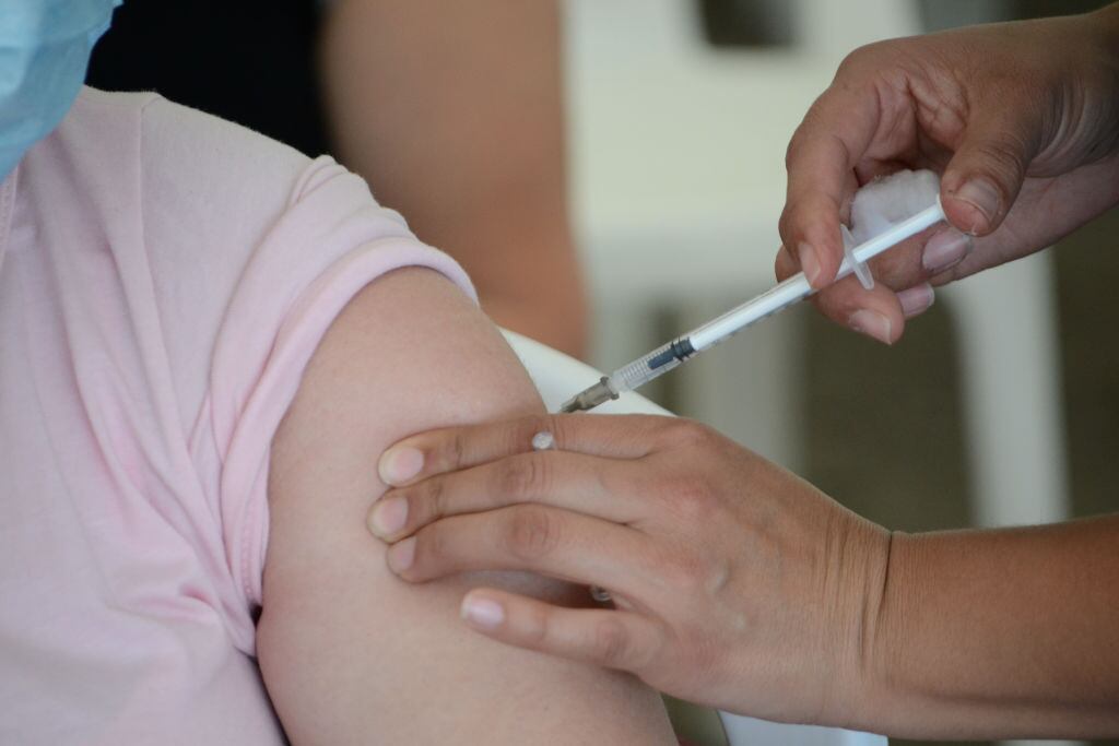 Trabajadora de la salud administra una dosis de la vacuna de Pfizer contra el Covid-19