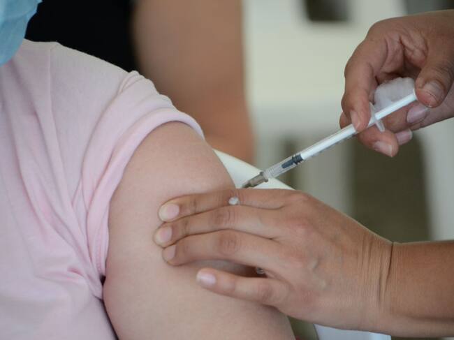 Trabajadora de la salud administra una dosis de la vacuna de Pfizer contra el Covid-19