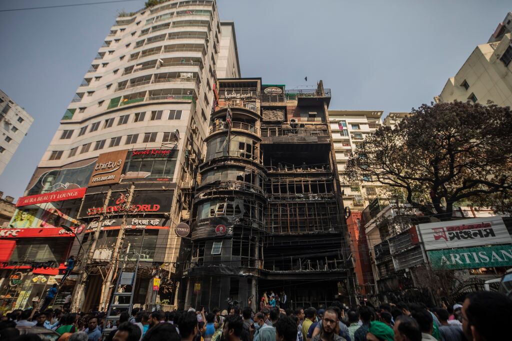 El edificio quemado en una zona comercial de la ciudad de Dacca en Bangladesh, donde fallecieron al menos 42 personas.