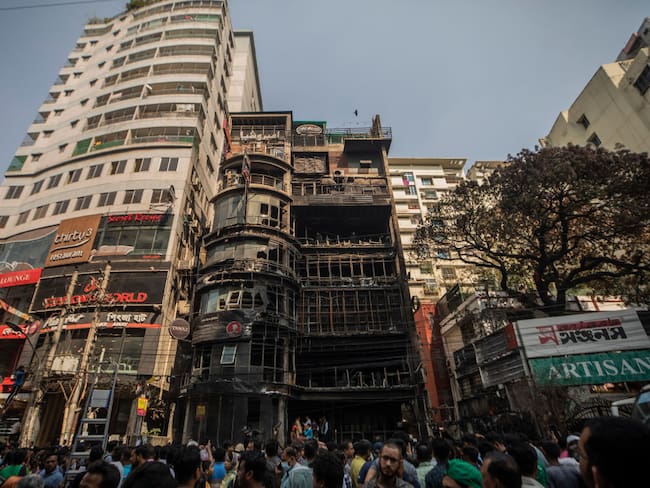 Al menos 46 personas fallecieron en el incendio de un edificio en Bangladesh