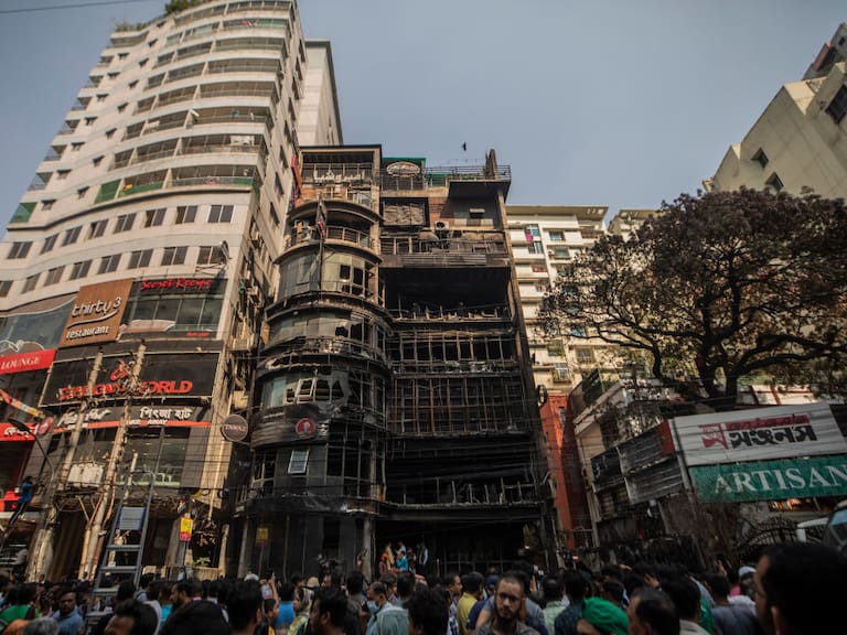 El edificio quemado en una zona comercial de la ciudad de Dacca en Bangladesh, donde fallecieron al menos 42 personas.