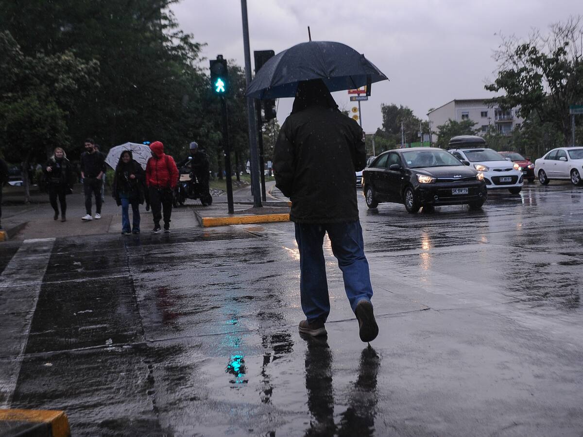 “Se largó con ganas”: santiaguinos reportan intensas lluvias en la región Metropolitana hoy lunes
