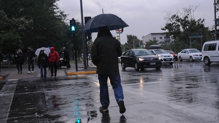 ¿Vuelve la lluvia a la región Metropolitana? Este es el “día clave” en que habría precipitaciones en la capital