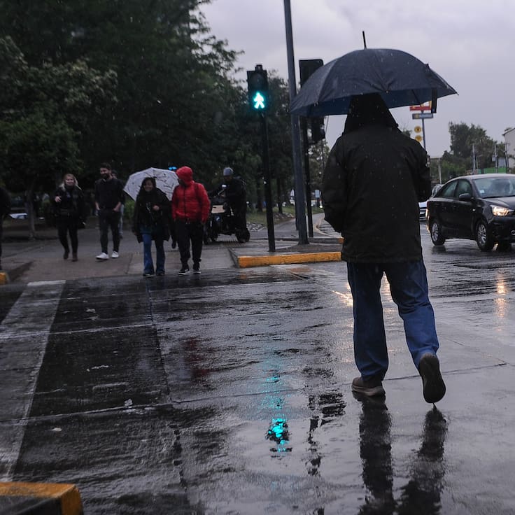¿Vuelve la lluvia a la región Metropolitana? Este es el “día clave” en que habría precipitaciones en la capital