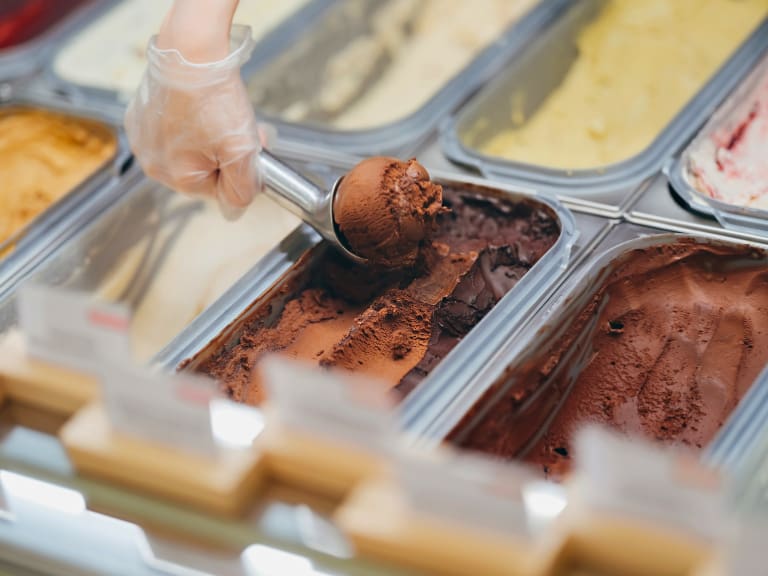 Conocida cadena internacional de heladerías abrirá 30 locales en Chile: este es su ambicioso plan en el país