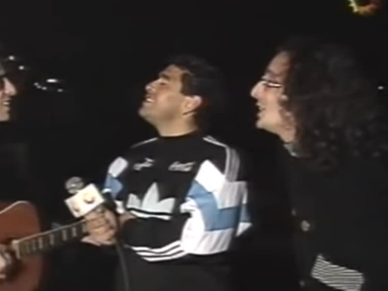 «Brindo por seguir quériendote toda la vida»: La vez que Maradona cantó junto a Fito Paez y Andrés Calamaro