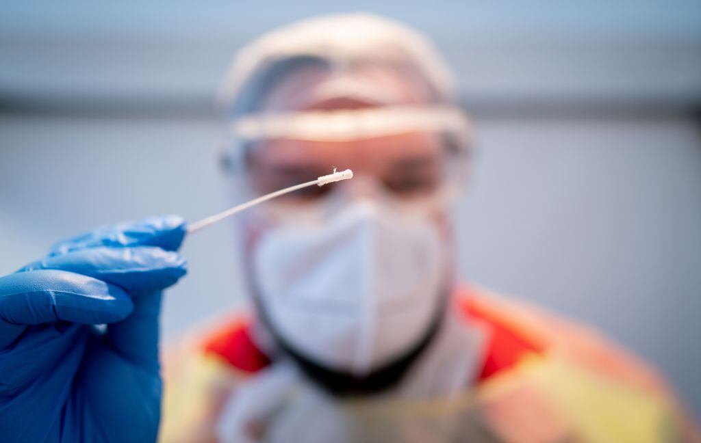 Un paramédico efectúa un test del Covid-19 en Berlín