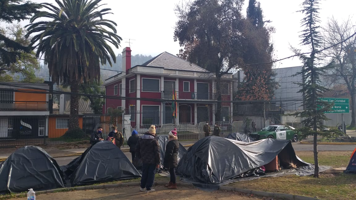 Afuera del consulado de Bolivia en Chile