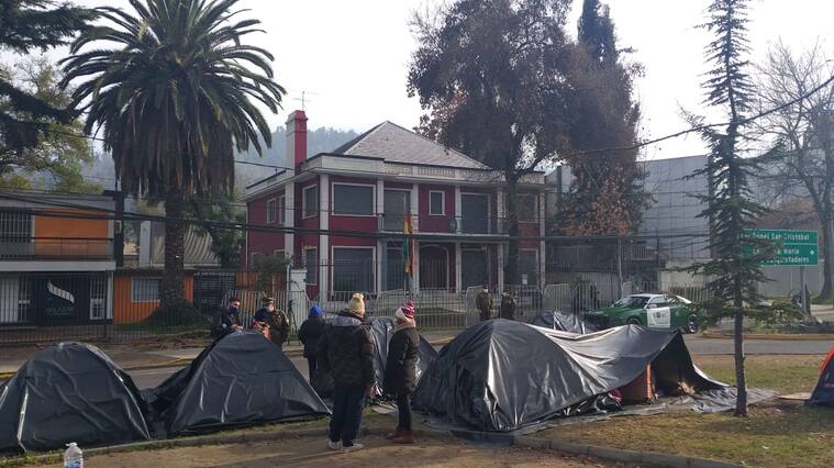 Afuera del consulado de Bolivia en Chile