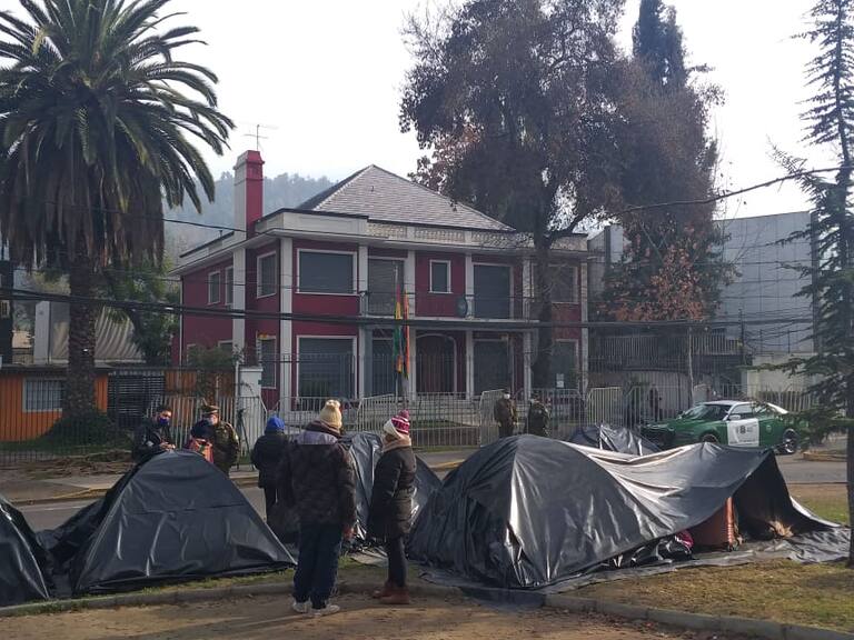 Afuera del consulado de Bolivia en Chile