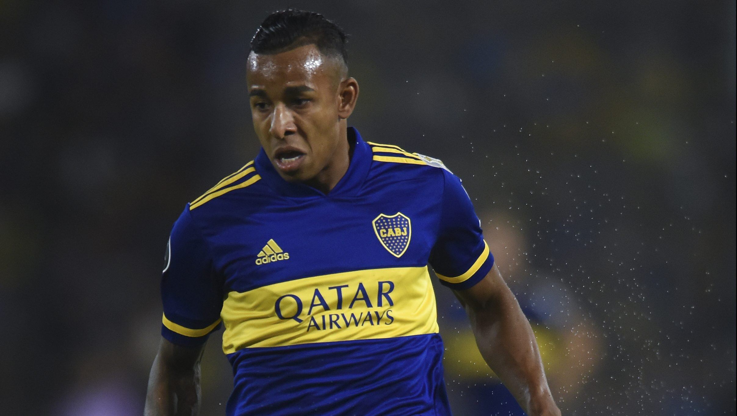 BUENOS AIRES, ARGENTINA - MARCH 10: Sebastian Villa of Boca Juniors drives the ball during a Group H match between Boca Juniors and Deportivo Independiente Medellín as part of Copa CONMEBOL Libertadores 2020 at Estadio Alberto J. Armando on March 10, 2020 in Buenos Aires, Argentina. (Photo by Marcelo Endelli/Getty Images)