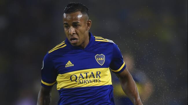 BUENOS AIRES, ARGENTINA - MARCH 10: Sebastian Villa of Boca Juniors drives the ball during a Group H match between Boca Juniors and Deportivo Independiente Medellín as part of Copa CONMEBOL Libertadores 2020 at Estadio Alberto J. Armando on March 10, 2020 in Buenos Aires, Argentina. (Photo by Marcelo Endelli/Getty Images)