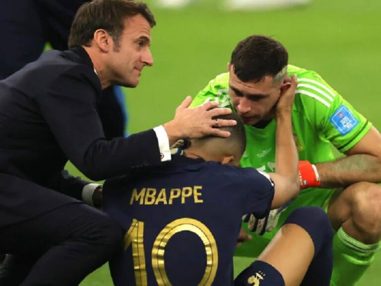 Dibu Martínez se vuelve a burlar de Mbappé durante las celebraciones de la albiceleste en Buenos Aires