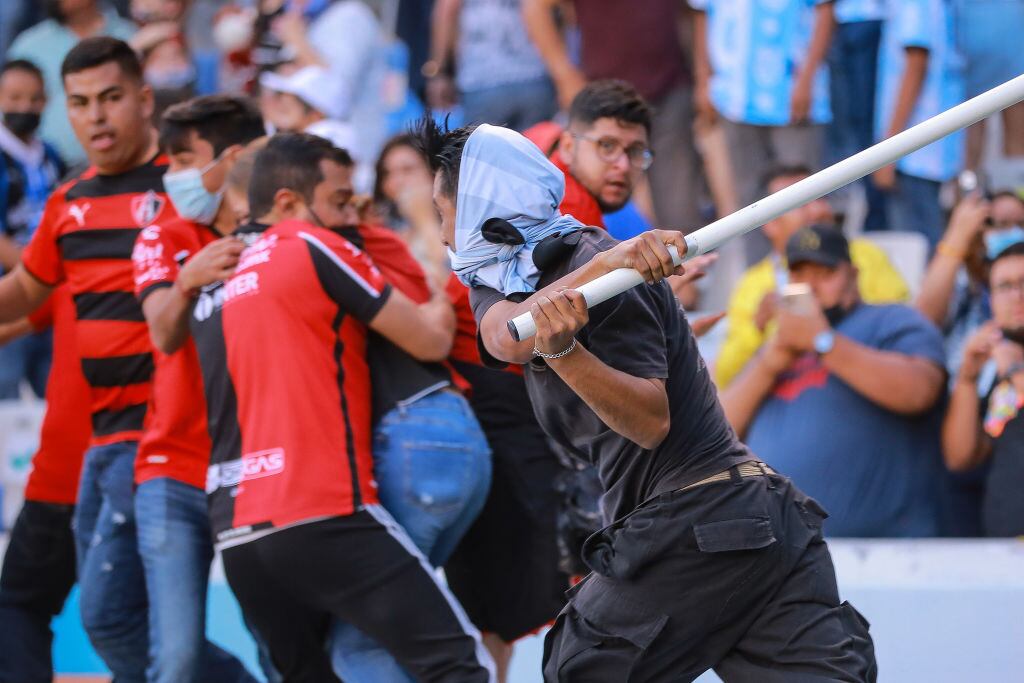 Violenta batalla campal entre barras de Querétaro y Atlas en Liga de Mexico