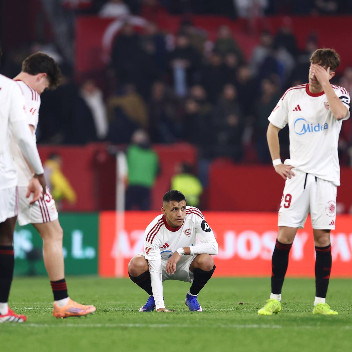 Tensión en el Sevilla de Alexis y Suazo: capitán responde a insultos de sus hinchas tras dura caída en La Liga