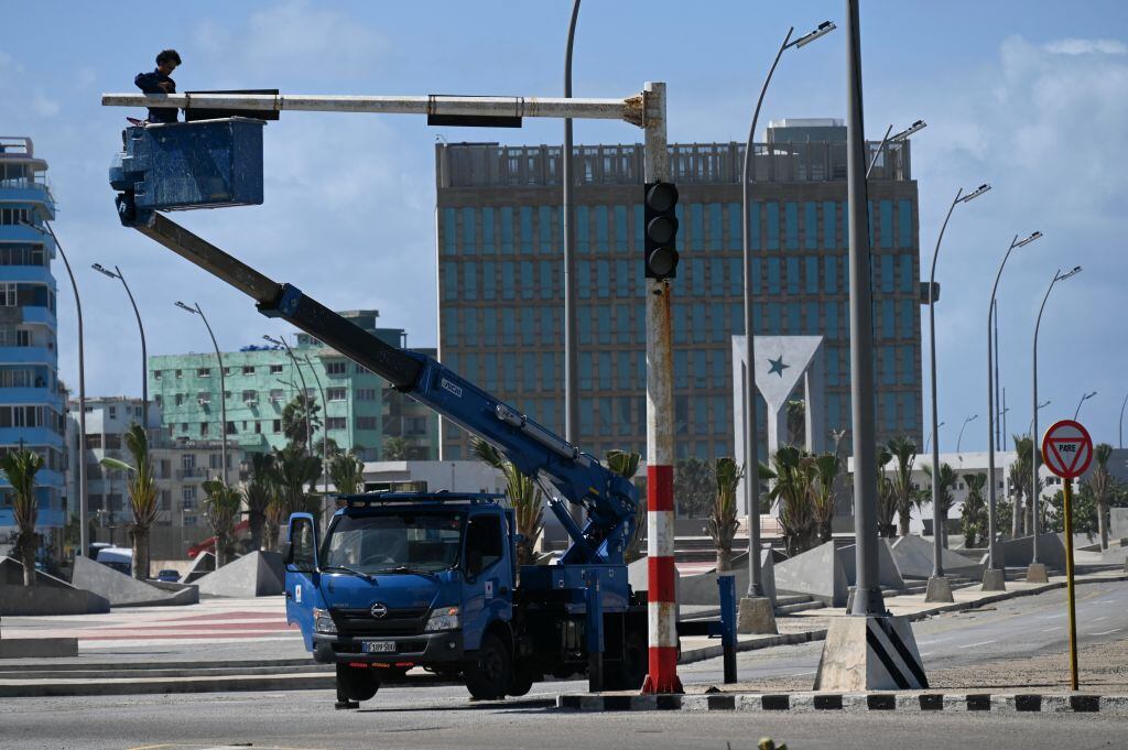 Un trabajador busca recuperar el funcionamiento de un semáforo en la ciudad de La Habana, tres el apagón nacional que vivió Cuba