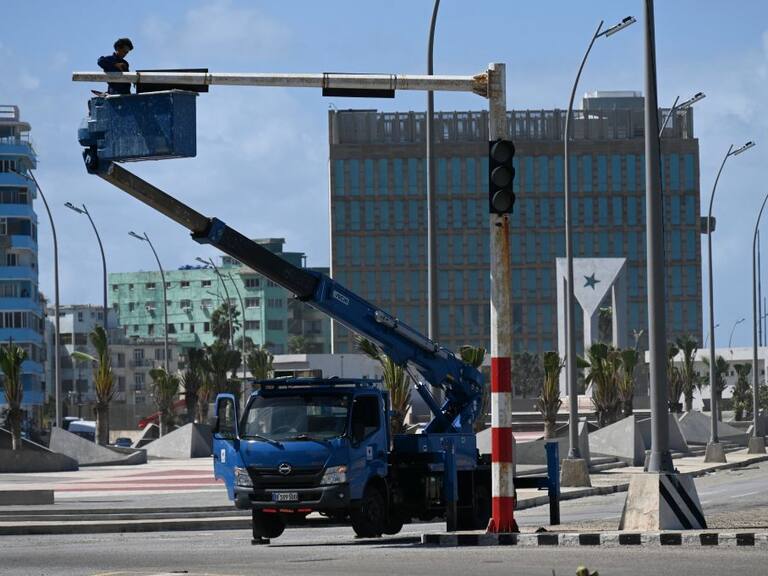 Un trabajador busca recuperar el funcionamiento de un semáforo en la ciudad de La Habana, tres el apagón nacional que vivió Cuba