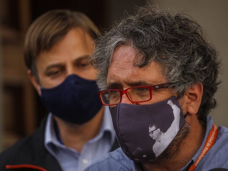 18 de noviembre del 2020/SANTIAGOEl alcalde de Huechiraba, Carlos Cuadrado, habla en un punto de prensa, mientras es acompañado por el alcalde de Puente Alto, German Codina, tras reunirse con el ministro del Interior En el Palacio de La Moneda.
FOTO: SEBASTIAN BELTRAN GAETE/AGENCIAUNO