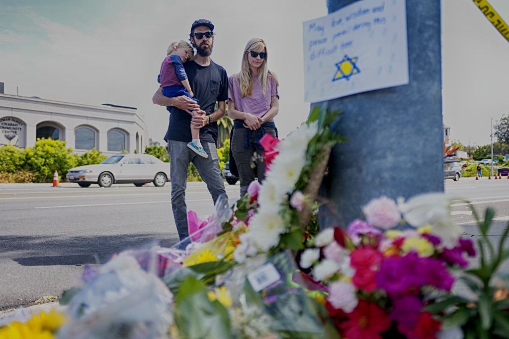 Familia homenajea a víctimas de la sinagoga de Chabad of Poway