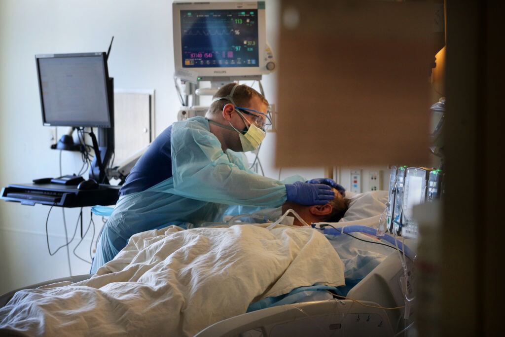 Enfermero asiste a un paciente Covid-19 en un hospital de Massachusetts