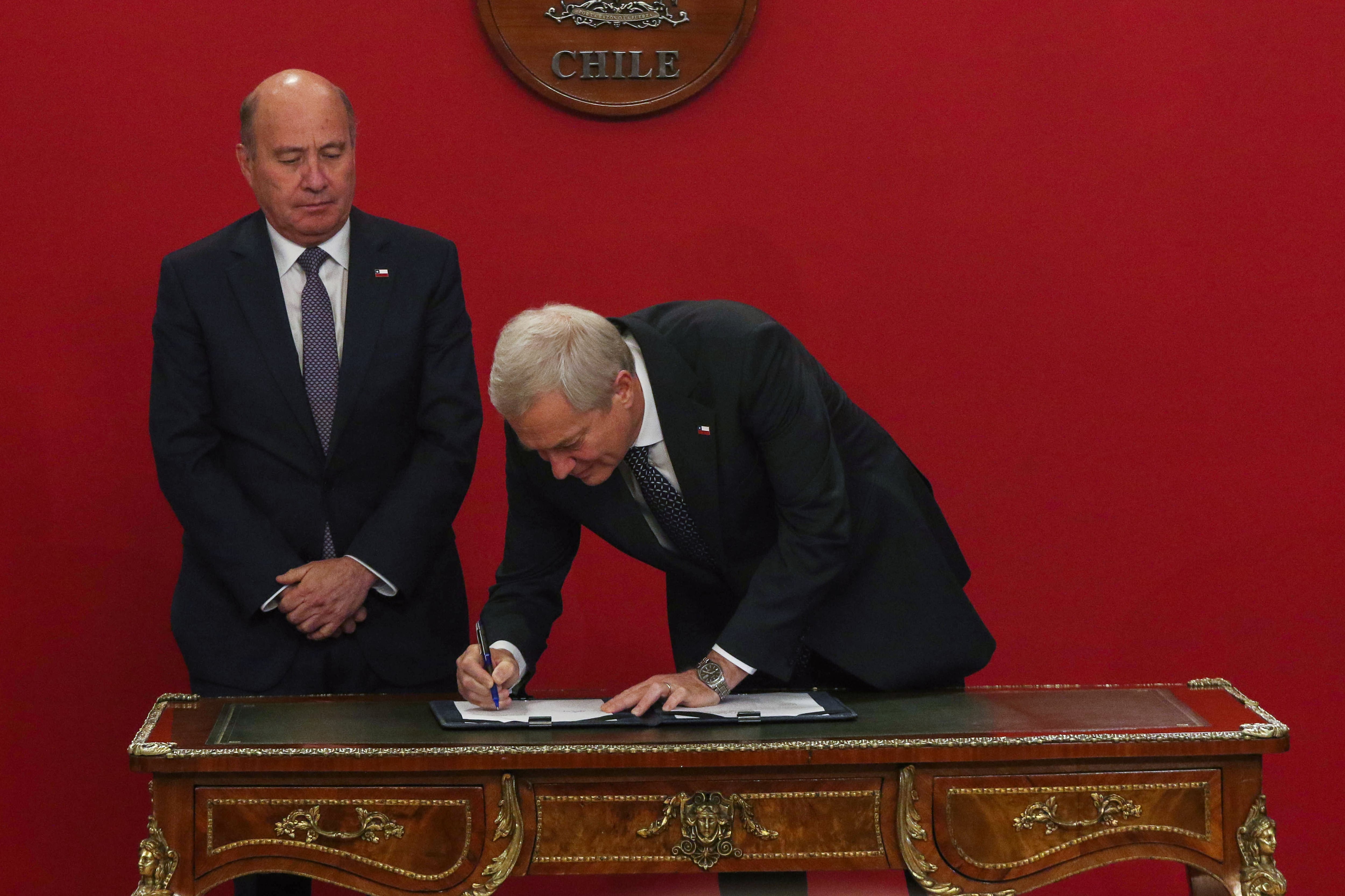 29 de septiembre de 2026 / SANTIAGO
El Presidente José Antonio Kast, encabeza en el salon Montt Varas del Palacio de La Moneda, la ceremonia de firma del proyecto que extiende bonos de la Ley 21.811, concede beneficios a pescadores artesanales y autoriza capitalización del FOGAPE para el fomento del empleo y la reactivación.
FOTO: SEBASTIÁN BELTRÁN GAETE /AGENCIAUNO