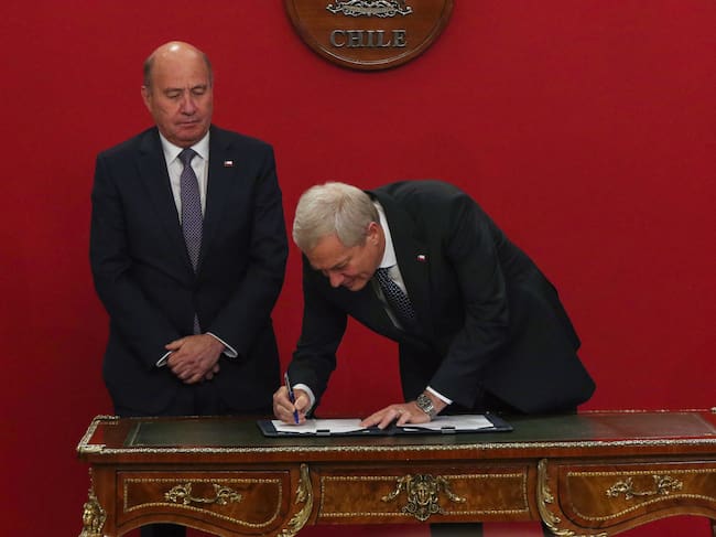29 de septiembre de 2026 / SANTIAGO
El Presidente José Antonio Kast, encabeza en el salon Montt Varas del Palacio de La Moneda, la ceremonia de firma del proyecto que extiende bonos de la Ley 21.811, concede beneficios a pescadores artesanales y autoriza capitalización del FOGAPE para el fomento del empleo y la reactivación.
FOTO: SEBASTIÁN BELTRÁN GAETE /AGENCIAUNO