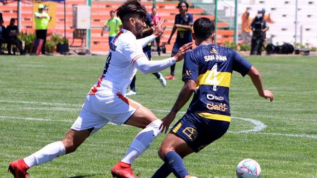 15 DE FEBRERO DE 2020/EL SALVADORAlan Murialdo (i) y Bastian San Juan (d), durante el partido valido por la fecha 4 del Campeonato Nacional AFP PlanVital 2020, entre Cobresal y Everton, disputado en el Estadio El Cobre de El Salvador.
FOTO: ALEX CASTILLO/AGENCIAUNO
