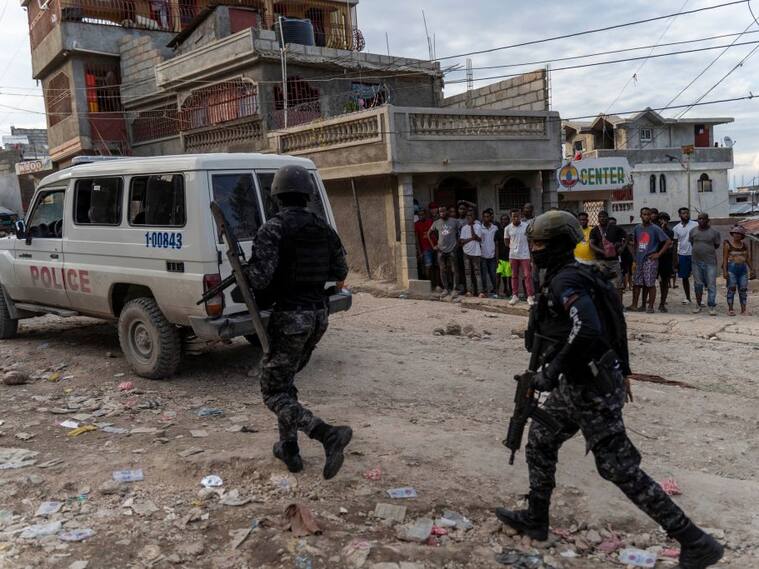 Policías de Haití custodian zona luego de un ataque de una banda criminal