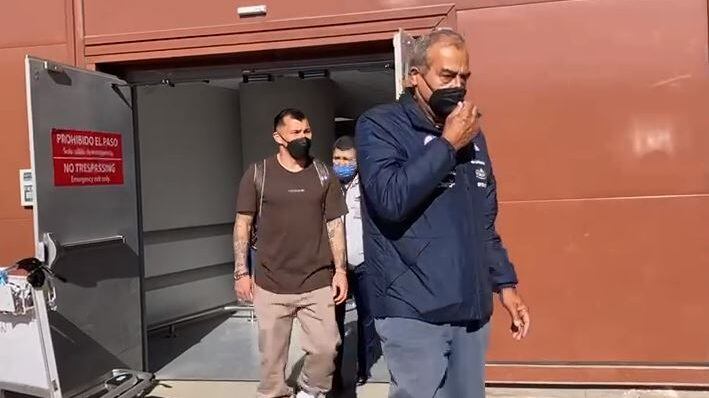 Sólo falta uno: Gary Medel y Claudio Bravo llegaron a Santiago e Iván Morales completará el miércoles el plantel de la Roja