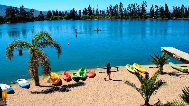 Este es el camping a una hora Santiago con una hermosa laguna y actividades acuáticas
