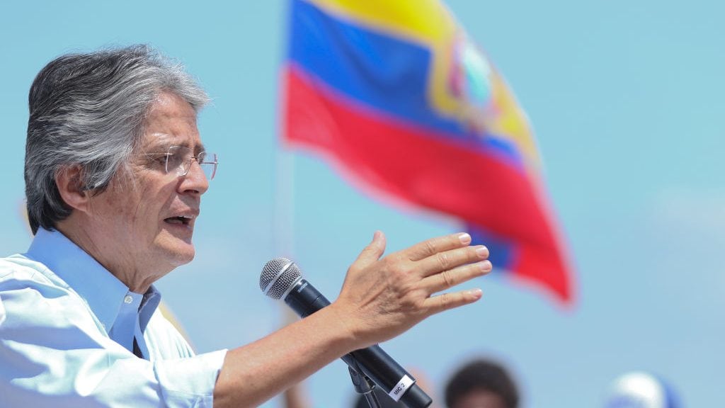 Guillermo Lasso saluda a sus seguidores durante la campaña
