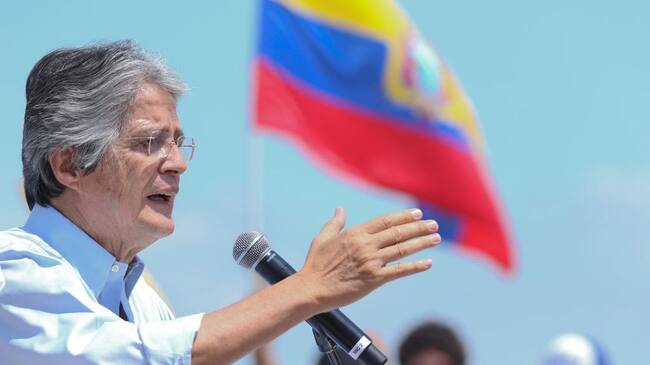 Guillermo Lasso saluda a sus seguidores durante la campaña