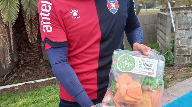 Bolsa con verduras: jugador recibe llamativo premio en la B del fútbol uruguayo