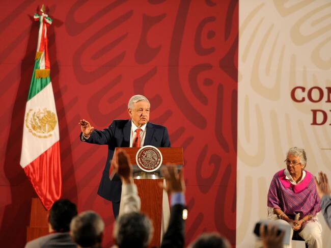 Andrés Manuel López Obrador habla ante la prensa