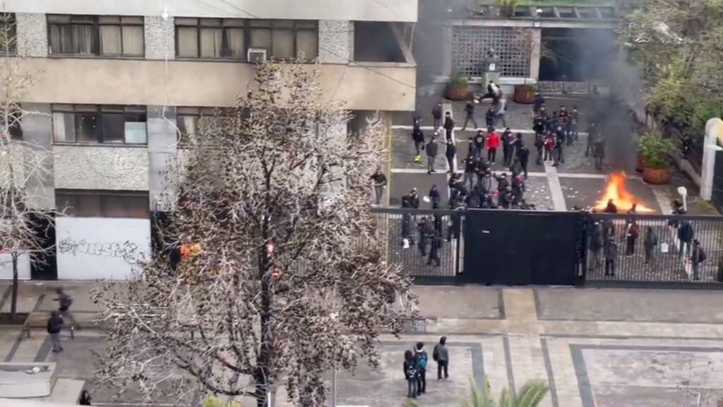 Captura de pantalla del ataque incendiario en el Instituto Nacional. / Captura de Pantalla.