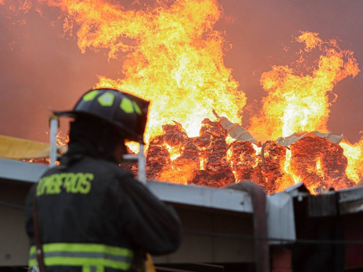 Bomberos combate incendio en Valparaíso: siniestro afecta a vivienda cerca de Plaza Sotomayor