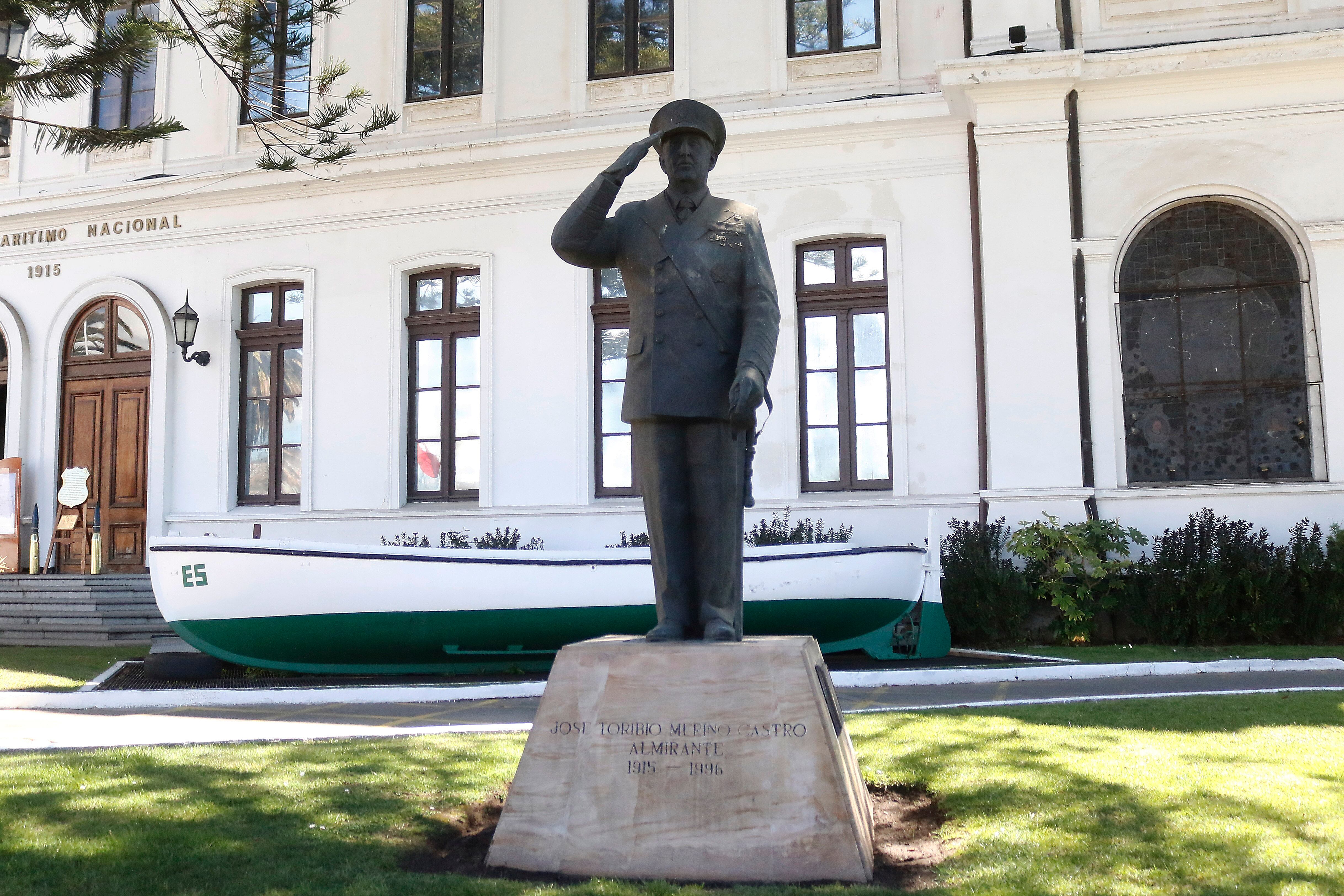 Estatua del almirante de la Armada de Chile y miembro de la Junta militar durante la dictadura, Jose Toribio Merino, ubicada en el acceso al Museo Marítimo Nacional de Valparaíso / Agencia Uno