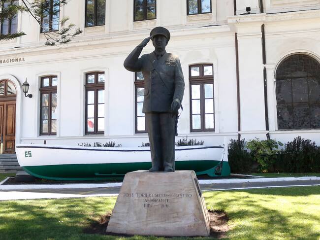 Estatua del almirante de la Armada de Chile y miembro de la Junta militar durante la dictadura, Jose Toribio Merino, ubicada en el acceso al Museo Marítimo Nacional de Valparaíso / Agencia Uno