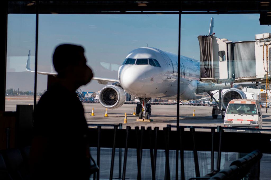 Un pasajero espera abordar un vuelo de Latam