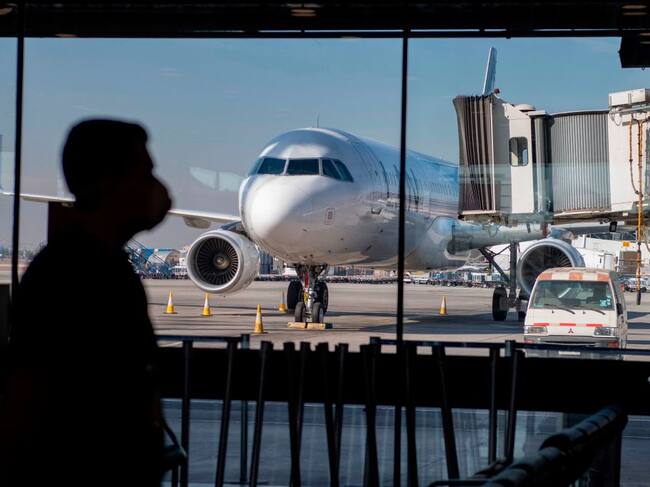 Un pasajero espera abordar un vuelo de Latam