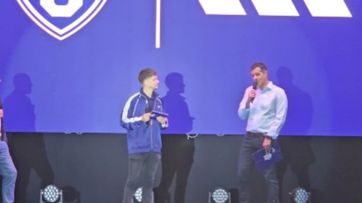Recibió algunas pifias: las palabras de Michael Clark en la presentación de la nueva camiseta de la U