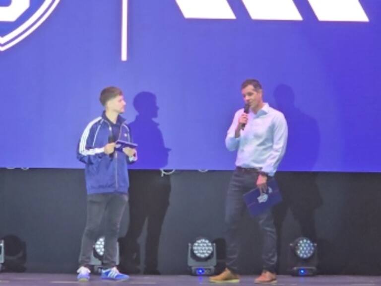 Recibió algunas pifias: las palabras de Michael Clark en la presentación de la nueva camiseta de la U