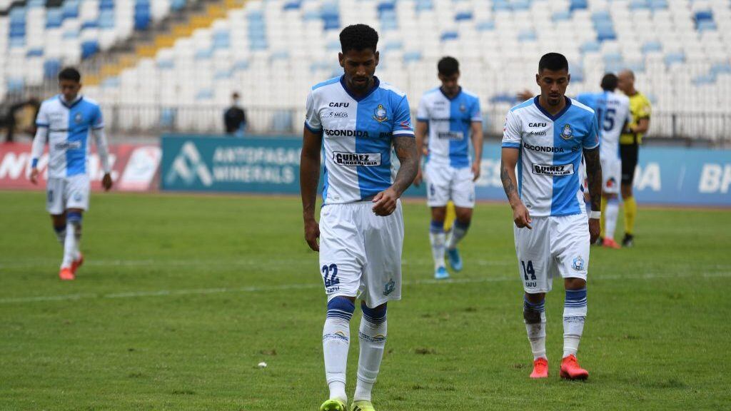03 DE SEPTIEMBRE 2020 / ANTOFAGASTA Jugadores de Deportes Antofagasta abandonan el campo de juego , Durante el partido valido por la Decimotercera fecha del Campeonato Nacional AFP Plan Vital 2020, entre Club Deportes Antofagasta vs Cobresal, disputado en el Estadio Luis Calvo & Bascuñán
FOTO CAMILO ALFARO / AGENCIAUNO