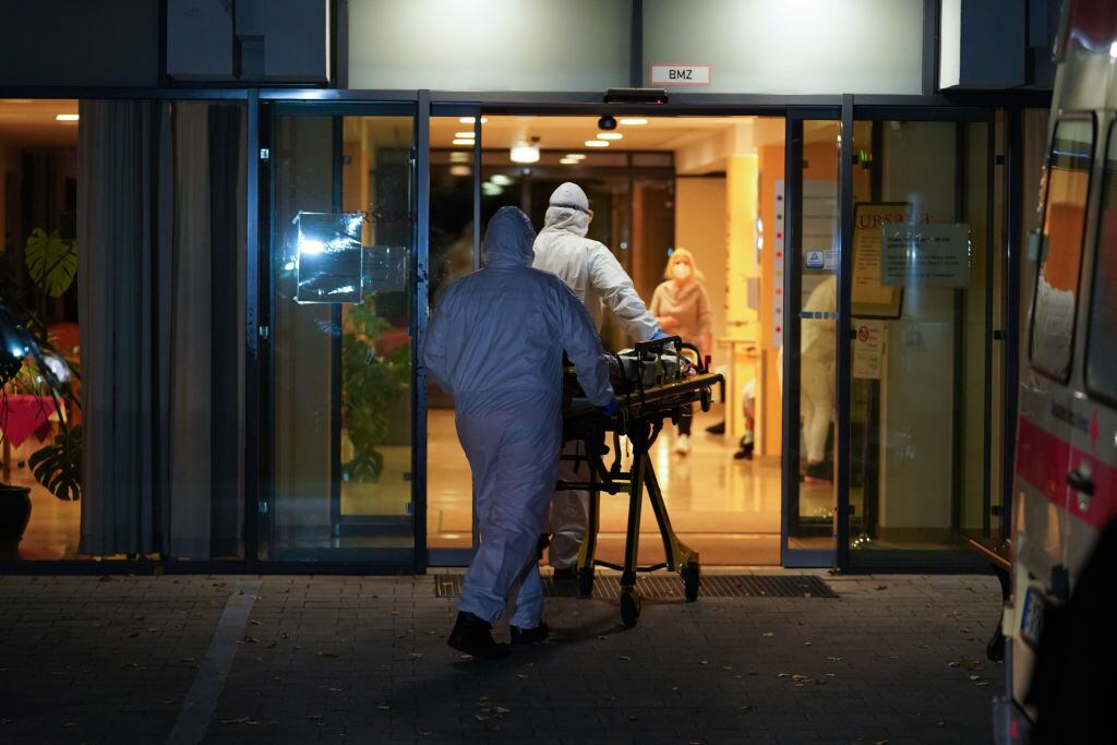 Paramédicos trasladan a un paciente Covid-19 en un hospital de Berlín