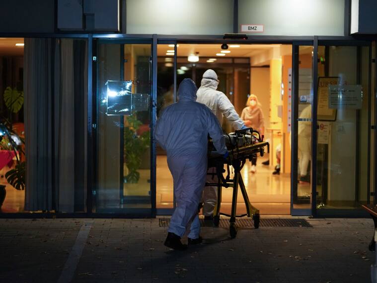 Paramédicos trasladan a un paciente Covid-19 en un hospital de Berlín